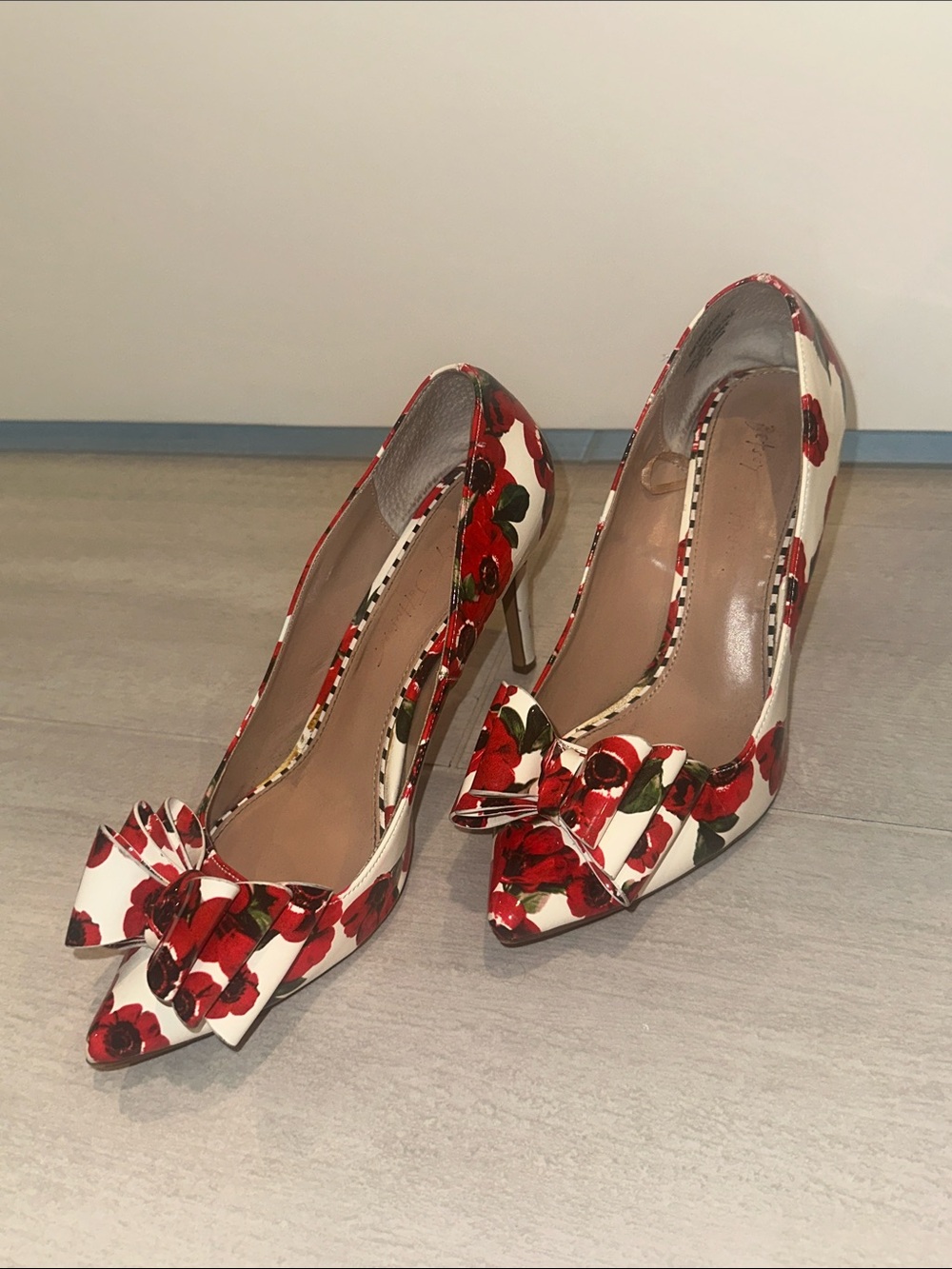 GUC Betsey Johnson Brand Red Rose Floral Bow Pointed-Toe High Heels White Flower - Picture 12 of 16